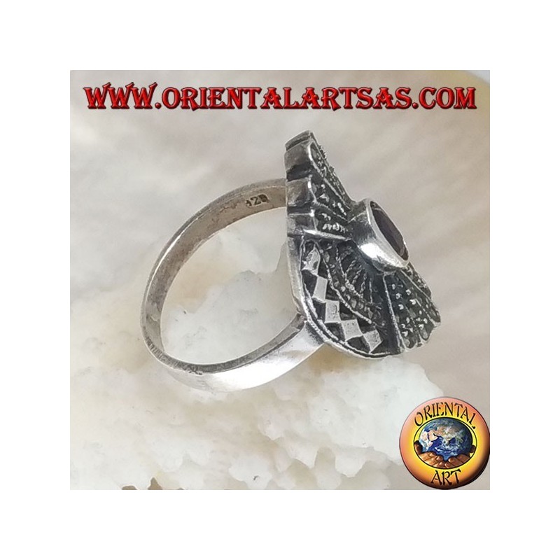Bague en argent avec améthyste naturelle ovale sur cadre ajouré et éventail à double miroir en marcassite