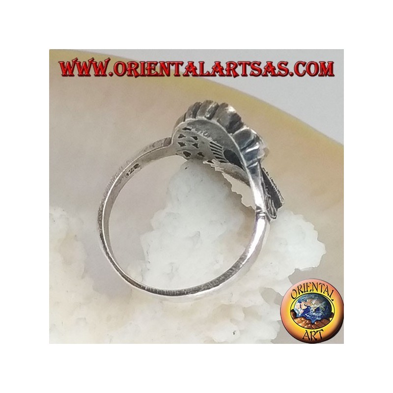 Anello in argento con ametista naturale ovale su montatura traforata e doppio ventaglio a specchio in marcassite
