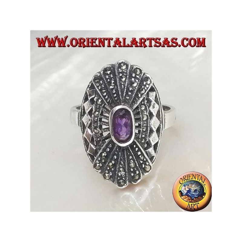 Anillo de plata con amatista natural ovalada en marco calado y abanico de doble espejo en marcasita