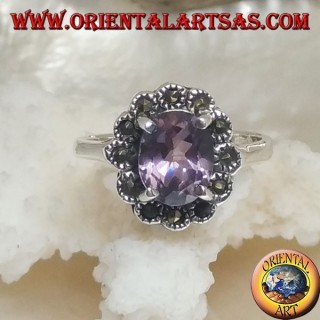 Anello in argento a margherita con ametista naturale ovale incastonata e marcassite a petali