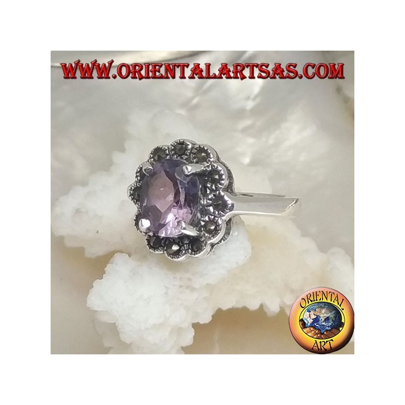 Anillo de plata margarita con conjunto ovalado de amatista natural y marcasita con pétalos.