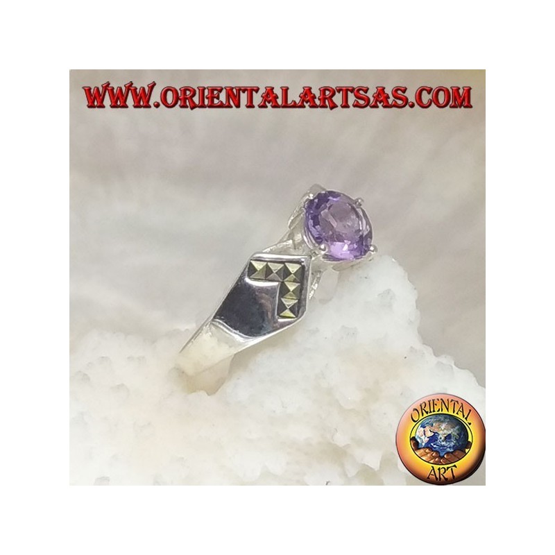 Bague en argent avec améthyste ronde naturelle sertie d'une flèche vers l'intérieur en marcassite