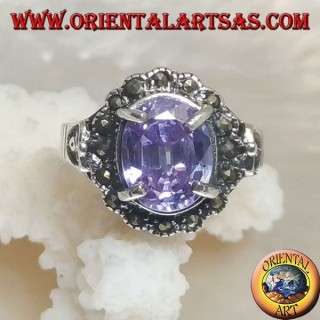 Bague en argent avec zircon ovale couleur améthyste sertie de marcassite et ajourée sur les côtés