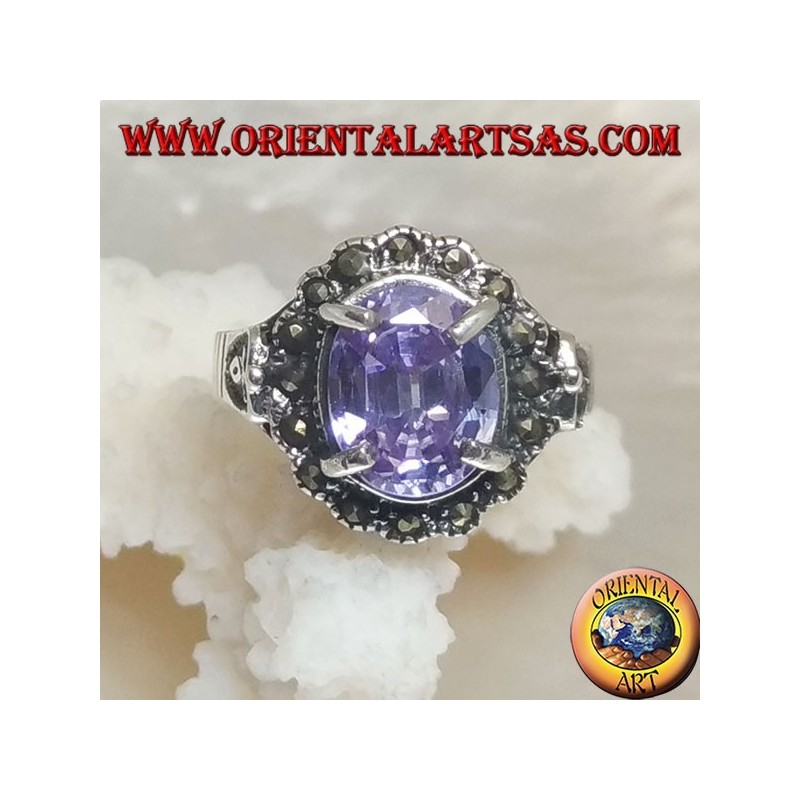 Silberring mit ovalem, amethystfarbenem Zirkon, umgeben von Markasit und durchbrochenen Seiten