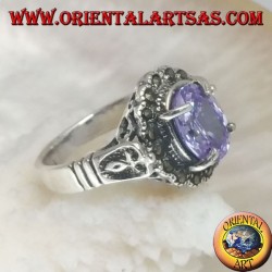 Bague en argent avec zircon ovale couleur améthyste sertie de marcassite et ajourée sur les côtés