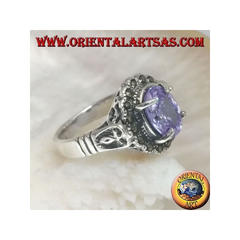 Anello in argento con zircone color ametista ovale incastonato contornato da marcassite e trafori ai lati