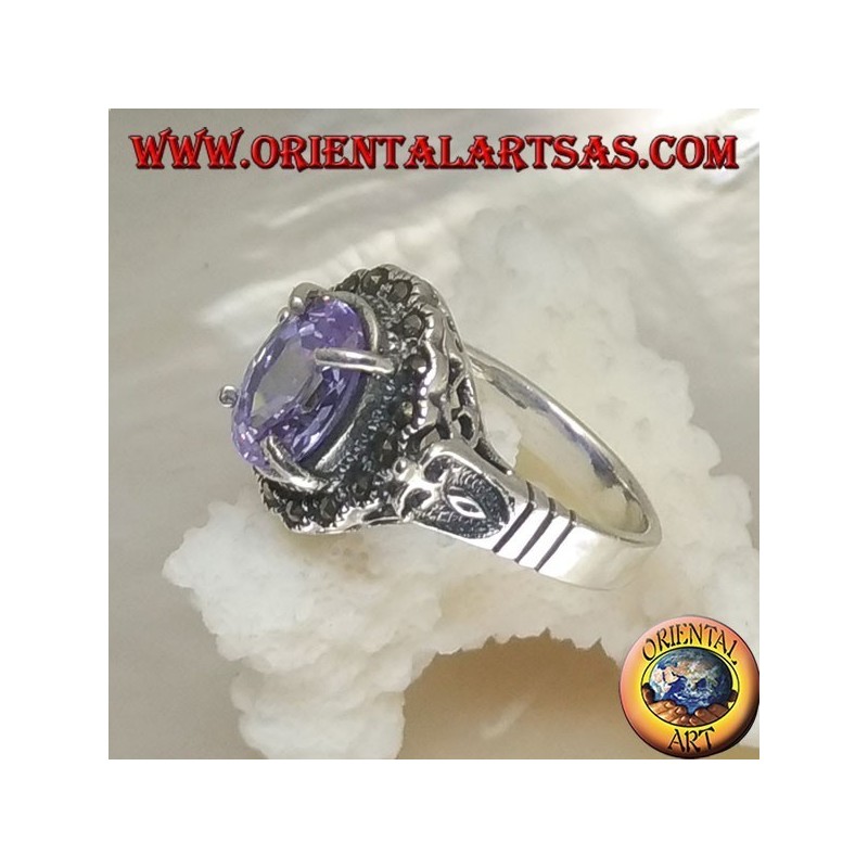 Bague en argent avec zircon ovale couleur améthyste sertie de marcassite et ajourée sur les côtés