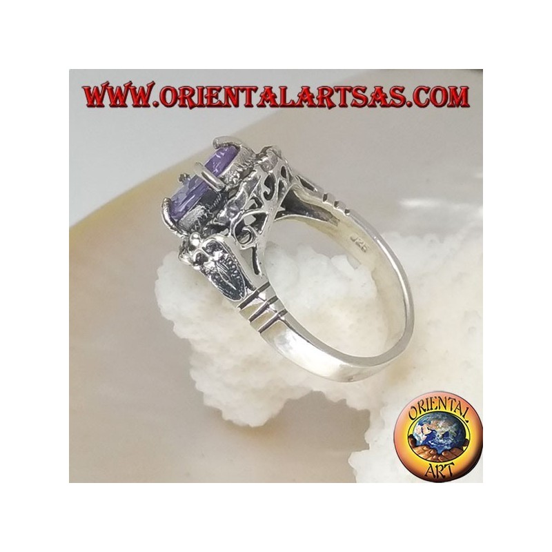 Anello in argento con zircone color ametista ovale incastonato contornato da marcassite e trafori ai lati
