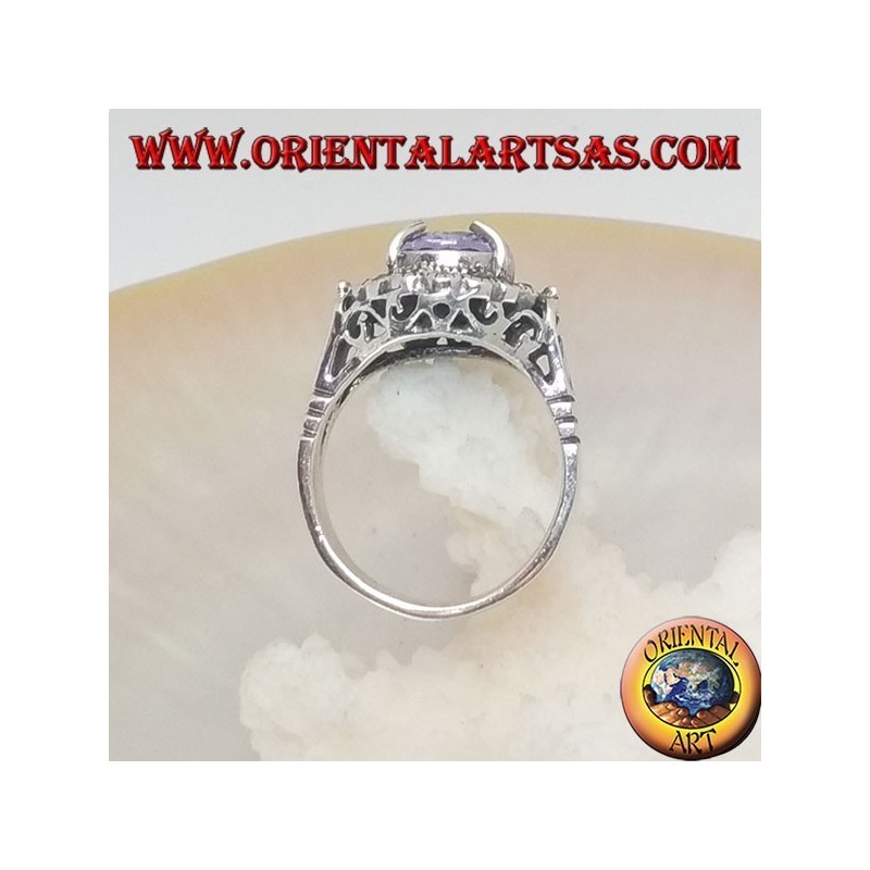 Anillo de plata con circón ovalado de color amatista engastado con marcasita y calado en los laterales.