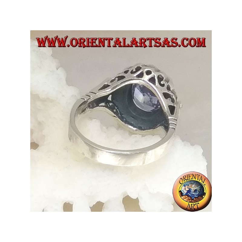 Anello in argento con zircone color ametista ovale incastonato contornato da marcassite e trafori ai lati