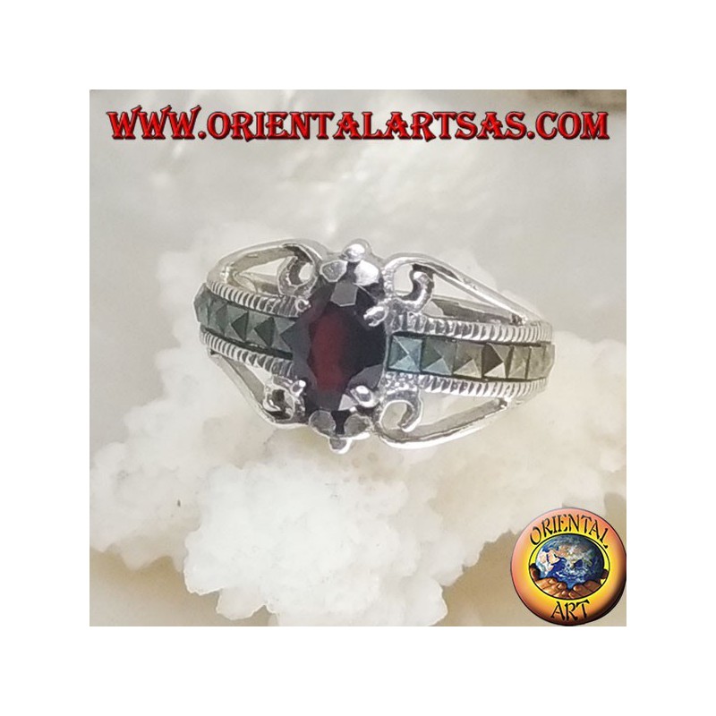 Anillo de plata con un conjunto de granate natural ovalado y una hilera de marcasita cuadrada a los lados