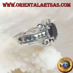 Anillo de plata con un conjunto de granate natural ovalado y una hilera de marcasita cuadrada a los lados