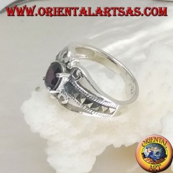 Anillo de plata con un conjunto de granate natural ovalado y una hilera de marcasita cuadrada a los lados