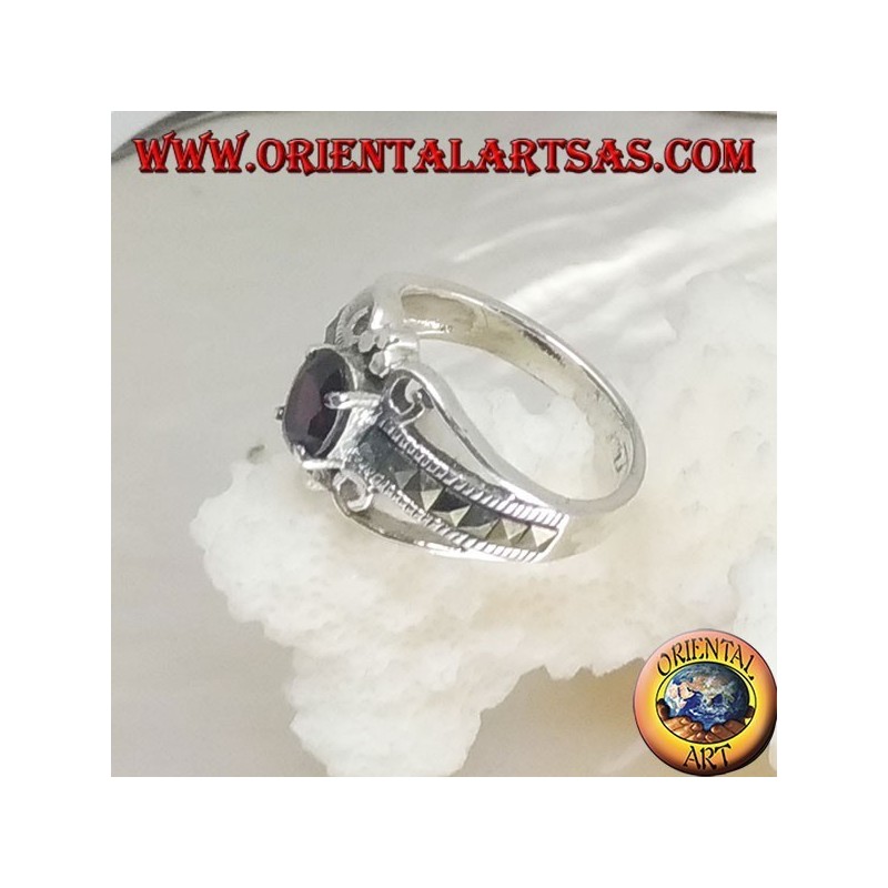 Bague en argent sertie d'un ensemble grenat naturel ovale et d'une rangée de marcassite carrée sur les côtés