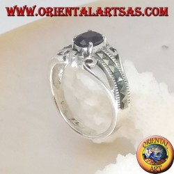 Anillo de plata con un conjunto de granate natural ovalado y una hilera de marcasita cuadrada a los lados