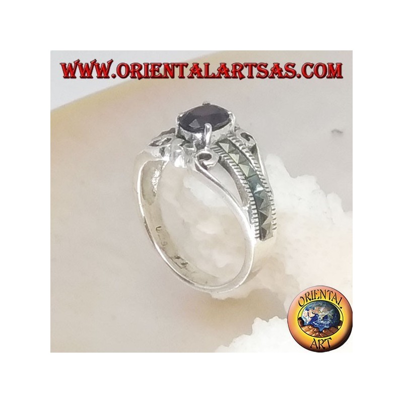 Bague en argent sertie d'un ensemble grenat naturel ovale et d'une rangée de marcassite carrée sur les côtés