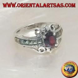 Anillo de plata con un conjunto de granate natural ovalado y una hilera de marcasita cuadrada a los lados