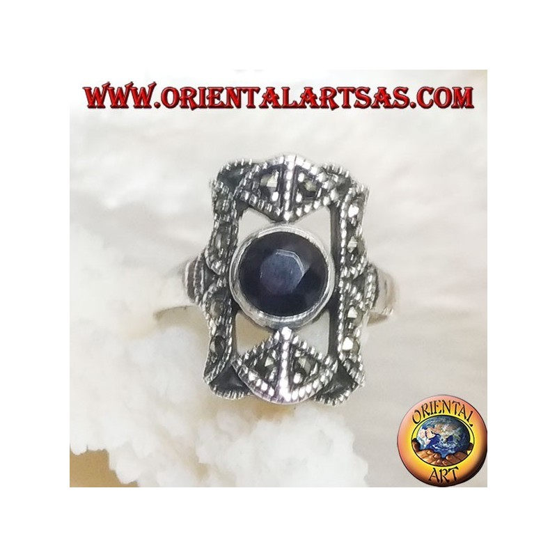 Bague en argent avec grenat naturel rond dans un rectangle perforé avec marcassites