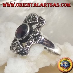 Anillo de plata con granate natural redondo en un rectángulo perforado con marcasitas