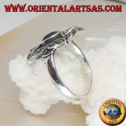 Anillo de plata con granate natural redondo en un rectángulo perforado con marcasitas