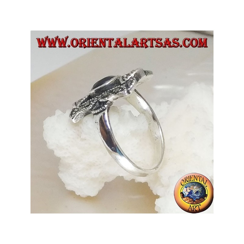 Bague en argent avec grenat naturel rond dans un rectangle perforé avec marcassites