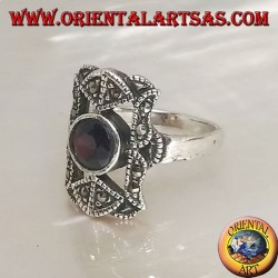 Anillo de plata con granate natural redondo en un rectángulo perforado con marcasitas