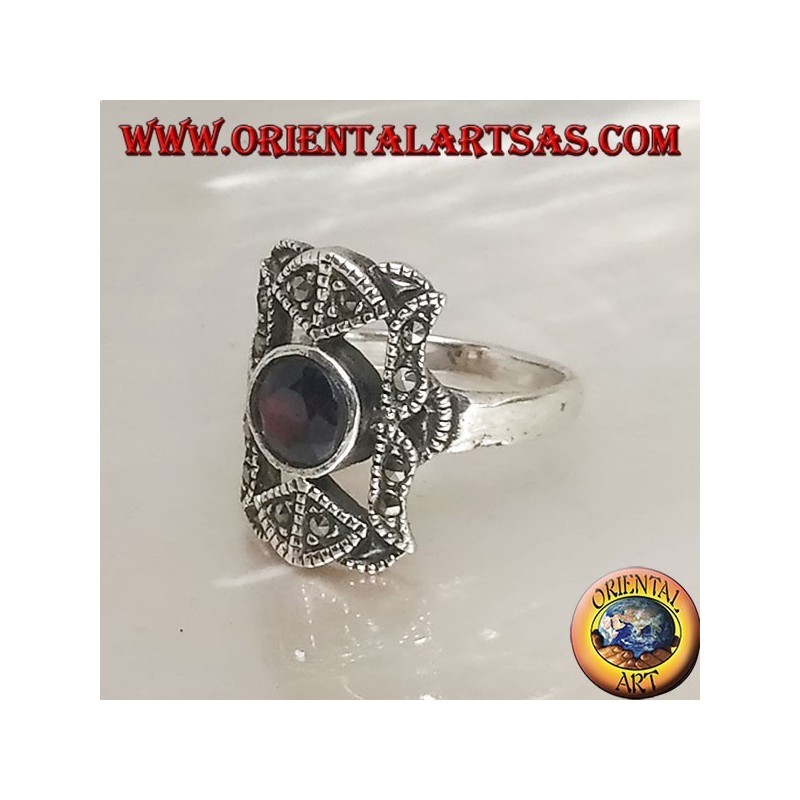 Anello in argento con granato naturale tondo in un rettangolo traforato con marcassiti