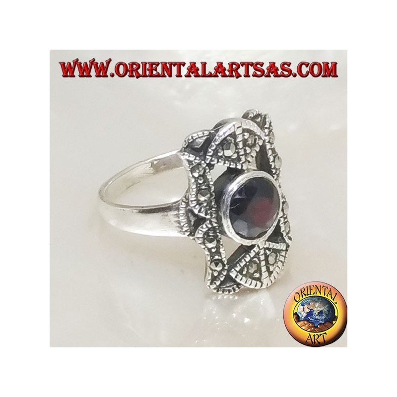 Anello in argento con granato naturale tondo in un rettangolo traforato con marcassiti
