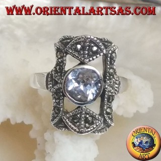 Bague en argent avec zircon céleste rond dans un rectangle perforé avec marcassites
