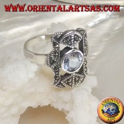 Bague en argent avec zircon céleste rond dans un rectangle perforé avec marcassites