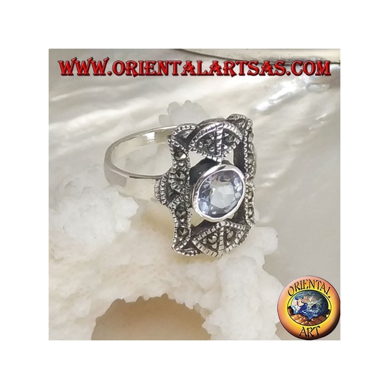 Anillo de plata con circón celeste redondo en un rectángulo perforado con marcasitas