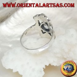 Anillo de plata con circón celeste redondo en un rectángulo perforado con marcasitas