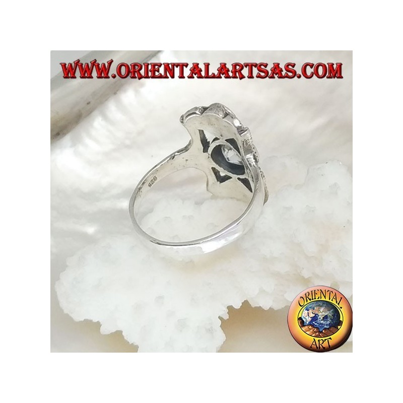 Anillo de plata con circón celeste redondo en un rectángulo perforado con marcasitas