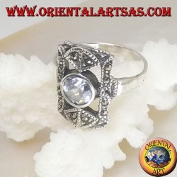 Bague en argent avec zircon céleste rond dans un rectangle perforé avec marcassites
