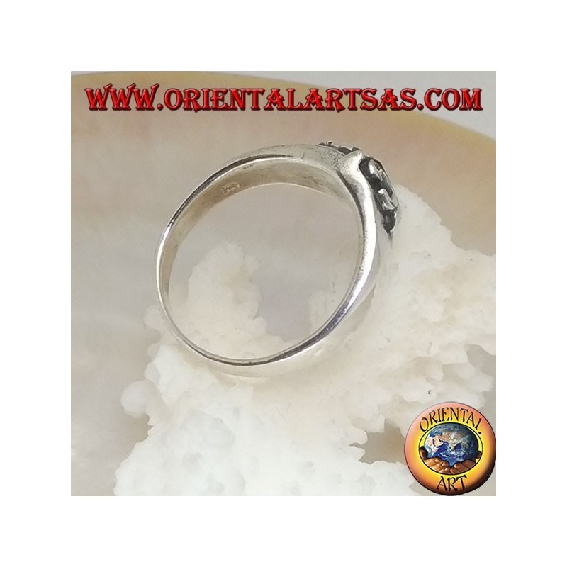Anillo de plata con cruz de lirio (símbolo de las dinastías francesas) en alto relieve