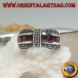 Anillo de papillon plateado con una hilera de granates cuadrados y marcasitas en contorno