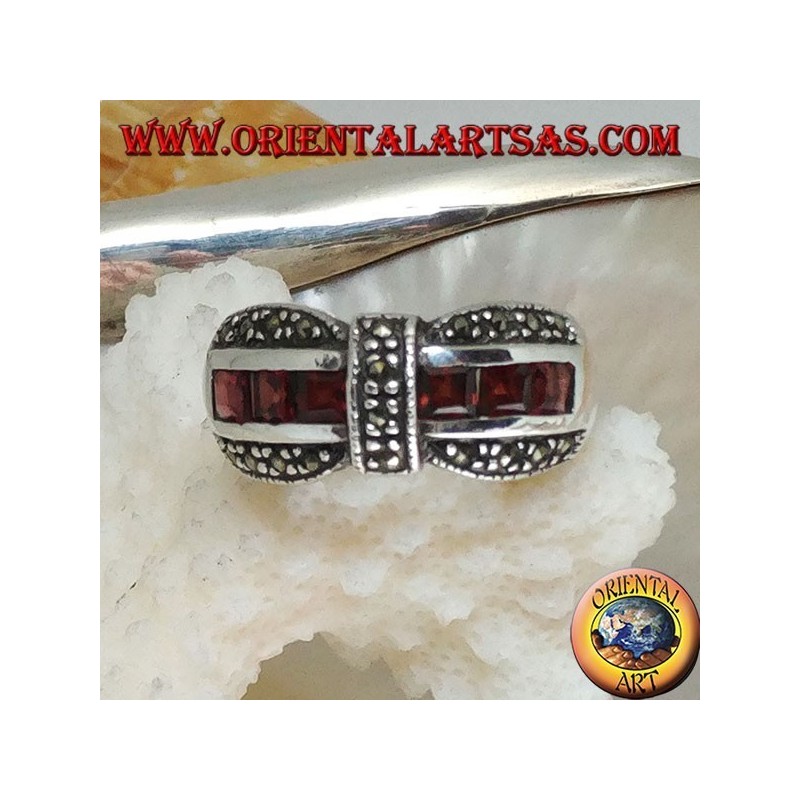 Anillo de papillon plateado con una hilera de granates cuadrados y marcasitas en contorno
