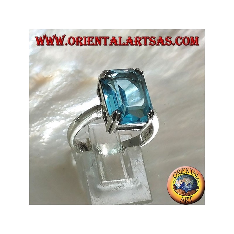Anillo de plata con topacio azul rectangular engastado con una garra