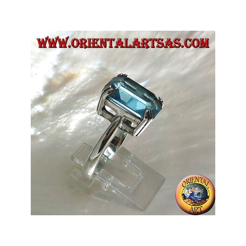 Anello in argento con topazio azzurro rettangolare incastonato da montatura a griffe