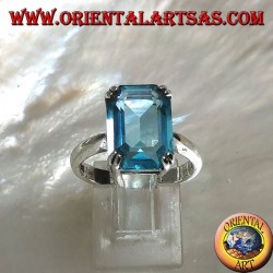 Silberring mit rechteckigem blauen Topas, besetzt mit einer Krallenfassung