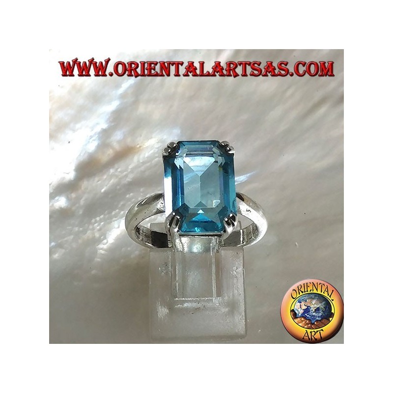 Silberring mit rechteckigem blauen Topas, besetzt mit einer Krallenfassung