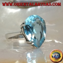 Anello in argento con topazio azzurro grande a goccia incastonato da montatura a griffe