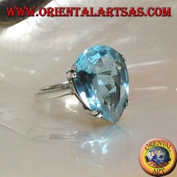 Anillo de plata con topacio azul grande con una garra engastada