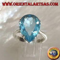 Anillo de plata con topacio azul grande con una garra engastada