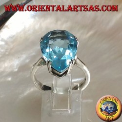 Anillo de plata con topacio azul grande con una garra engastada
