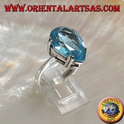 Anillo de plata con topacio azul grande con una garra engastada