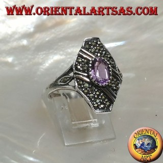 Bague en argent avec améthyste naturelle ovale sur une monture octogonale parsemée de marcassite et de deux rangs obliques