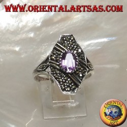 Bague en argent avec améthyste naturelle ovale sur une monture octogonale parsemée de marcassite et de deux rangs obliques