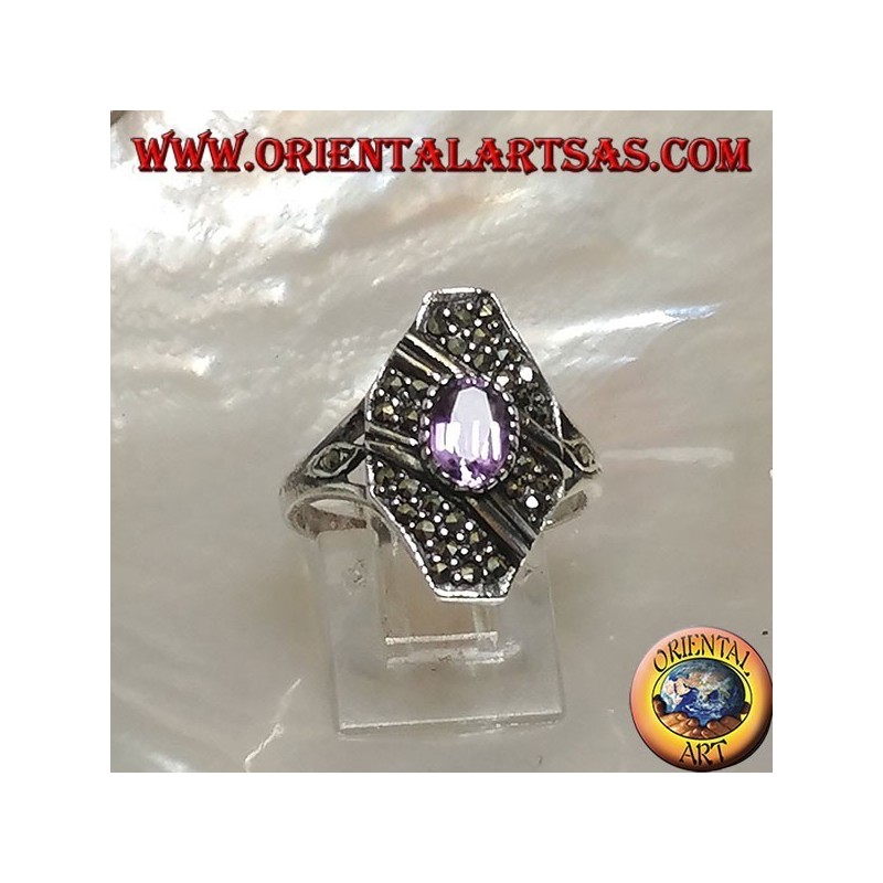 Silberring mit ovalem natürlichem Amethyst auf einer achteckigen Fassung mit Markasit und zwei schrägen Reihen