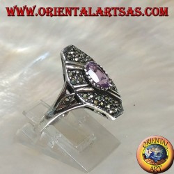 Bague en argent avec améthyste naturelle ovale sur une monture octogonale parsemée de marcassite et de deux rangs obliques